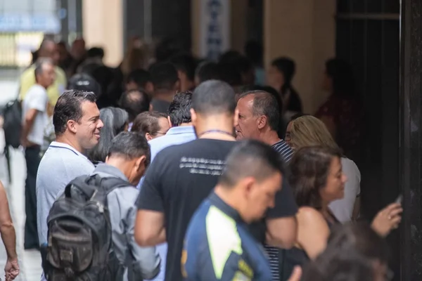 Fila em frente à sede do Sindser