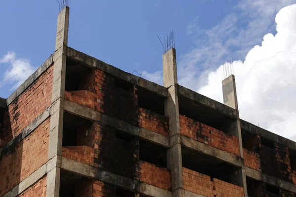 foto colorida. esqueleto de construção abandonada