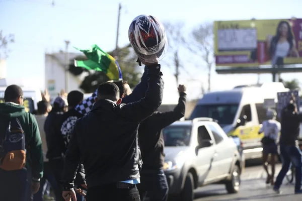 Em protesto, motoboys e motoristas de Uber bloqueiam base da Petrobras