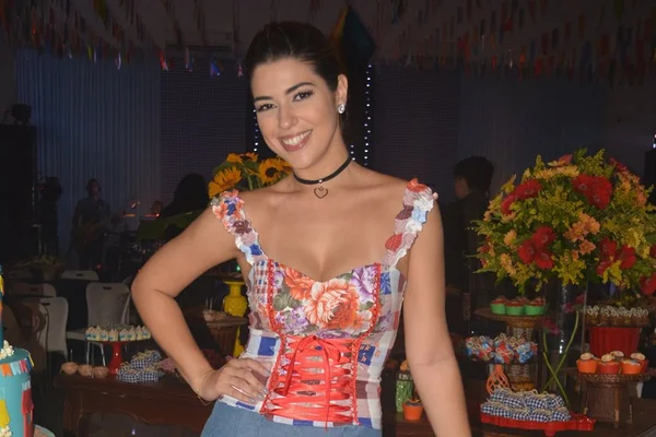 Em Brasília, ex-BBB Vivian marca reencontro com Rômulo e Elis