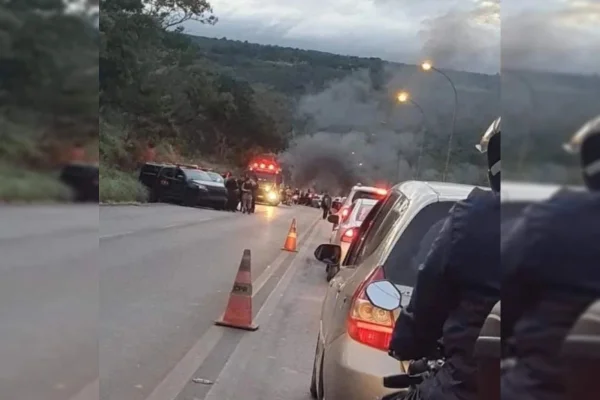 Fila de carros parado em trecho da BR 020. Uma linha de pneus queimados bloqueia a estrada. Foto colorida