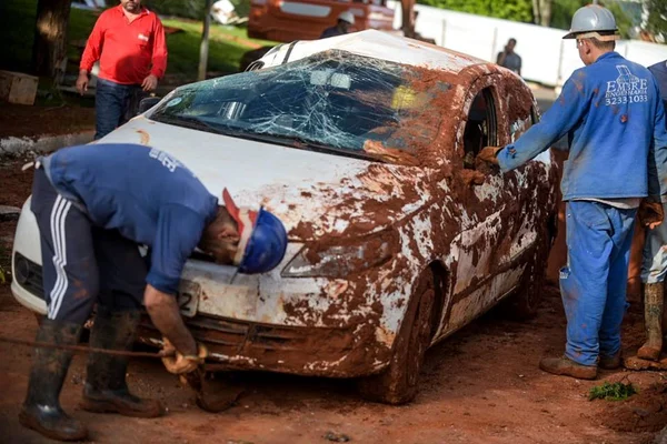 Vídeos: carros engolidos por cratera na Asa Sul são retirados