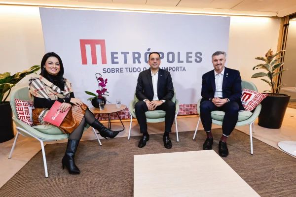 Fotografia colorida mostrando repórter entrevistando duas pessoas-Metrópoles