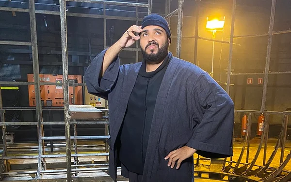 Vitinho é o nome do personagem de Paulo Vieira em Novelei, produção que homenageia as novelas e marca a primeira parceria entre Globo e Google em conteúdo original