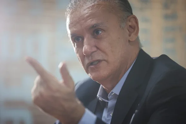 Homem de terno com o dedo indicador levantado