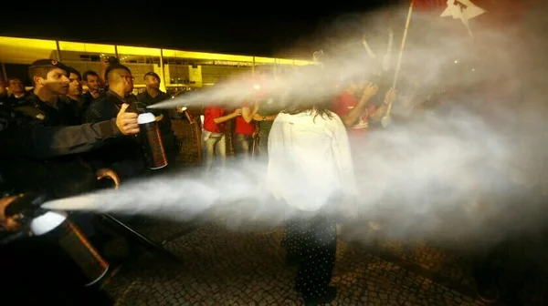 Manifestantes gritam “Fora, Temer” em frente ao Planalto. PM usa gás