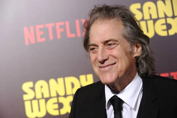 Morre o ator e comediante Richard Lewis, aos 76 anos