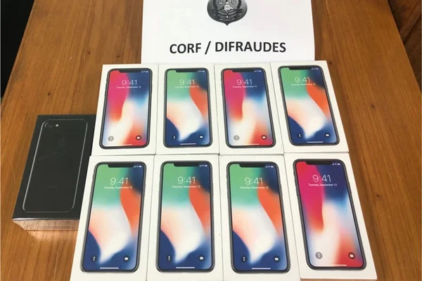 Homem é preso por usar cartões clonados para comprar IPhones