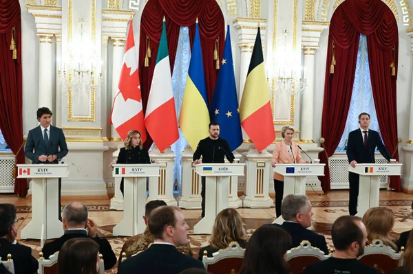 Imagem colorida da Comissão Europeia e chefes de governo de Itália, Canadá e Bélgica com Zelensky