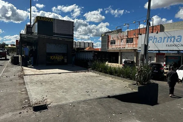Imagem mostra estabelecimento parcialmente destruído