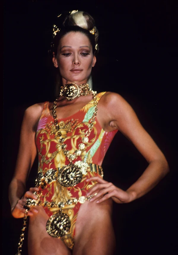 Donatella Versace retorna à indústria da moda com etiqueta própria - destaque galeria Donatella Versace retorna à indústria da moda com etiqueta própria - destaque galeria