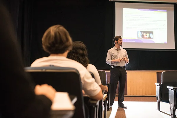 Colégio investe em programa para otimizar habilidades de educadores