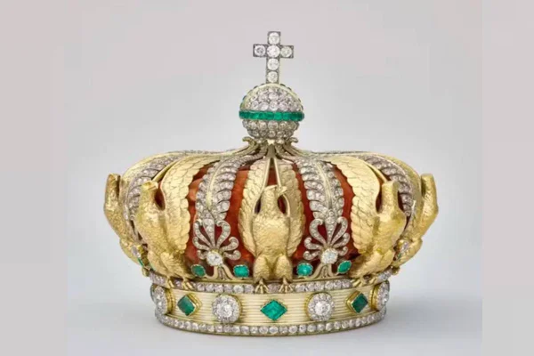 Louvre: coroa de diamantes roubada é encontrada em rua de Paris