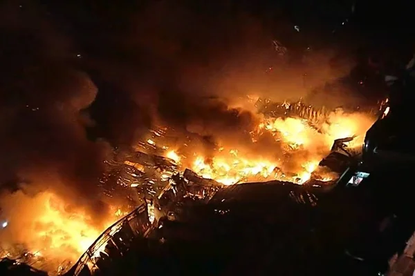 Incêndio atinge galpão nas proximidades do Aeroporto de Guarulhos