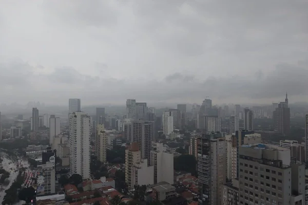 Imagem colorida do céu nublado da cidade de São Paulo - Metrópoles