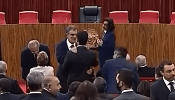 A “gentileza” de Guedes a Dilma durante a posse de Moraes