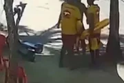 Câmera de segurança filmou parte das agressões entre salva-vidas e banhistas Câmera de segurança filmou parte das agressões entre salva-vidas e banhistas