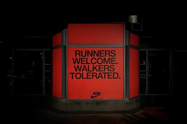 foto com cor. anúncio da nike sobre corrida em boston - metrópoles
