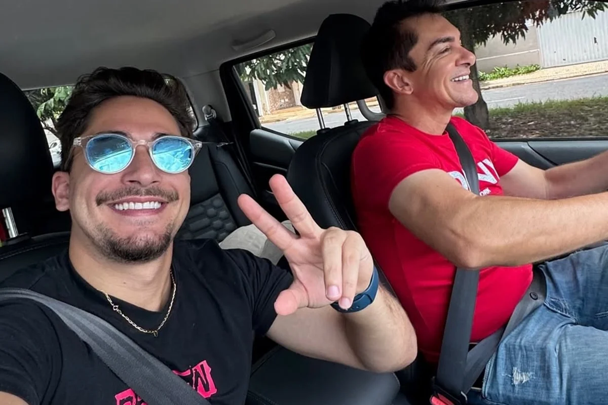Brunno e Regis Danese posam juntos dentro do carro Brunno e Regis Danese posam juntos dentro do carro