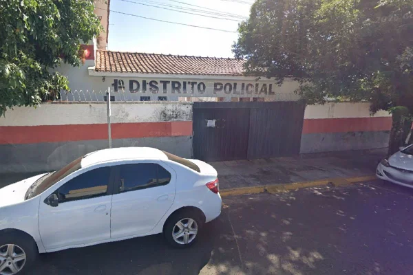 Imagem colorida mostra DP de Birigui que investiga caso de jovem agredido com pá de lixo na cabeça em escola. Metrópoles