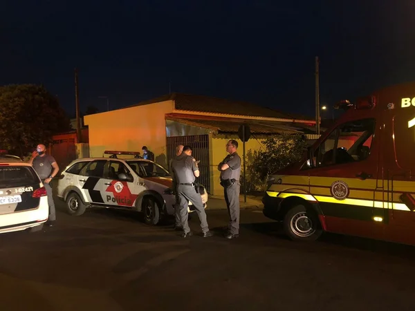 Polícia Militar e o Corpo de Bombeiros atendendo a ocorrência em Birigui