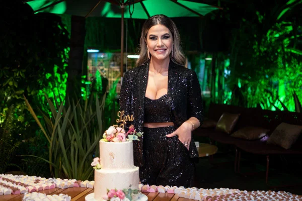 Jornalista Larissa Alvarenga brinda nova idade com os amigos no Manzuá
