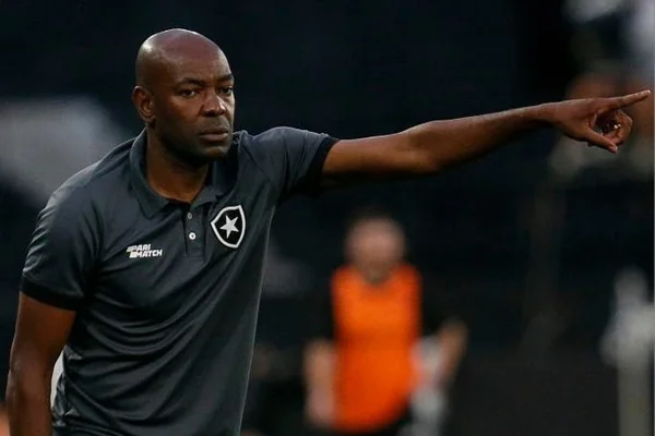 Foto colorida do técnico Claudio Caçapa - Metrópoles