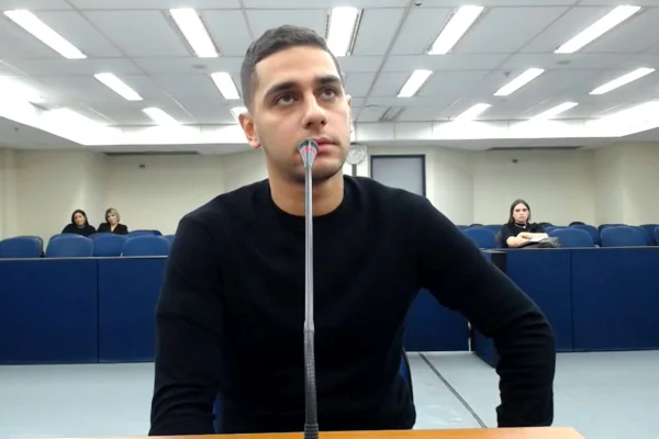 Imagem colorida de Marcus Vinícius Machado Rocha depondo em audiência