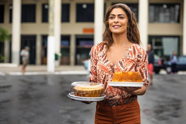 A Dona do Pedaço: Maria volta a vender bolos na rua para sobreviver
