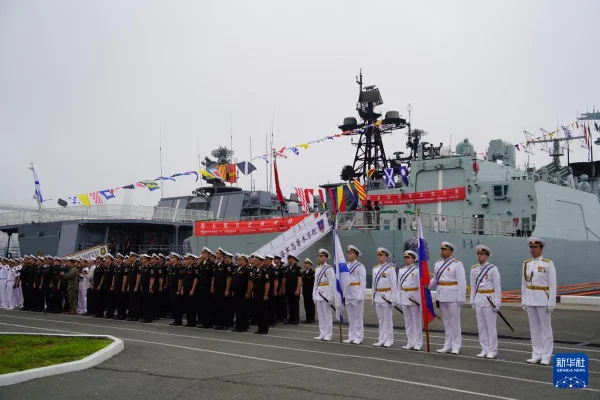 Imagem colorida mostra marinheiros da China - Metrópoles