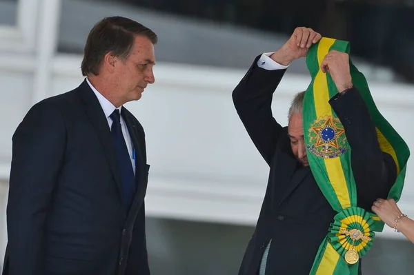 Bolsonaro cita 2 motivos para não passar a faixa presidencial a Lula