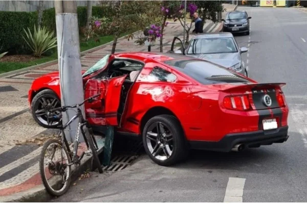 Veículo do modelo Mustang teve a lateral danificada no acidente
