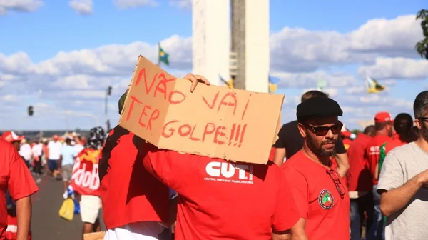 Em manifestações na Esplanada, CNI e MST mediram forças