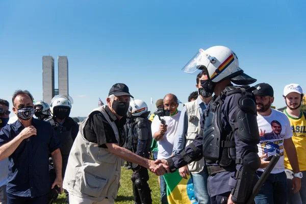 Com presença de general Heleno, grupo faz ato de apoio a Bolsonaro