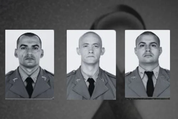 Imagem colorida dos soldados da PM de GO Robson João Paulo Marim Guimarães, Renato da Silva Duarte e Robson Luiz Fortuna Filho