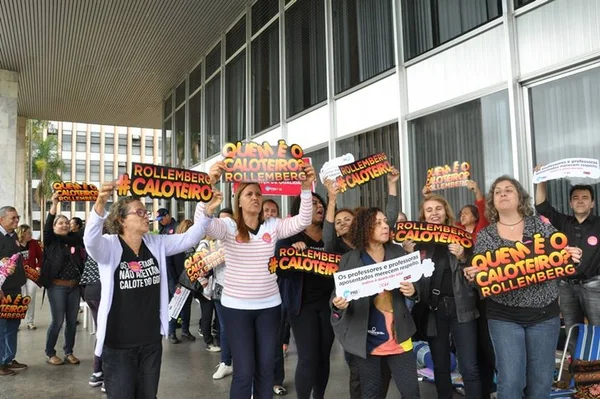 Professores aposentados ocupam área do Buriti e cobram licença-prêmio