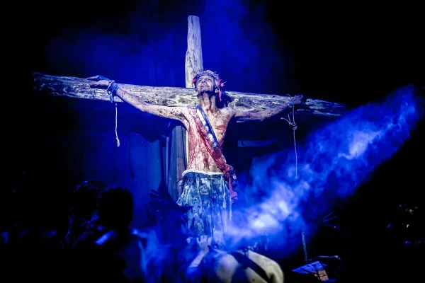 “Jesus de cabelo vermelho”: encenação da Paixão de Cristo vai parar no MP