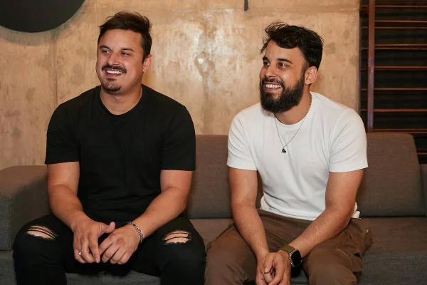 Foto colorida de Clayton e Romário durante entrevista ao Metrópoles