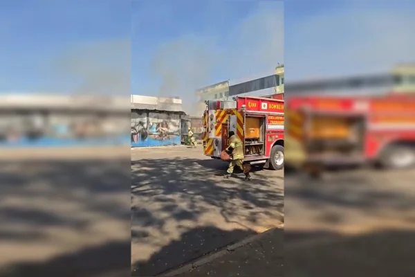 Foto colorida bombeiros chegando em ocorrência de incêndio