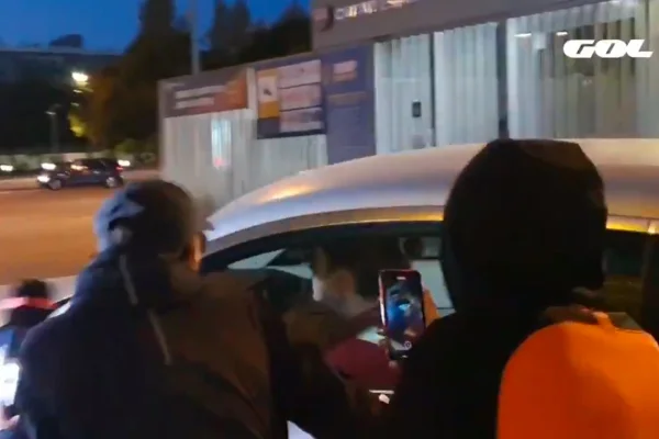 Carro de Griezmann é cercado por torcedores do Barcelona
