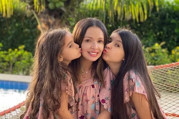 Bel, a mãe e a irmã