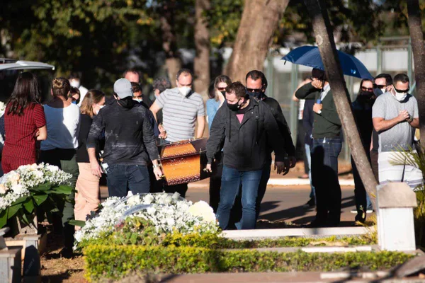 Familiares e amigos se despedem de advogado morto por afogamento no lago