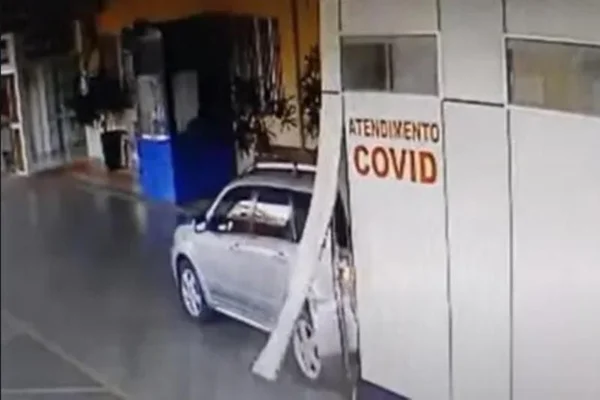 Carro atinge ala de pacientes com Covid-19
