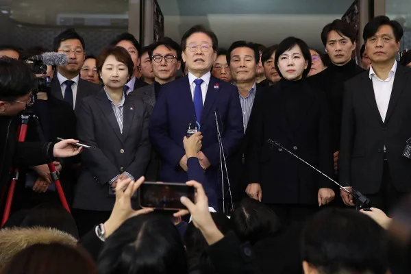 Imagem colorida mostra líder da oposição na Coreia do Sul - Metrópoles
