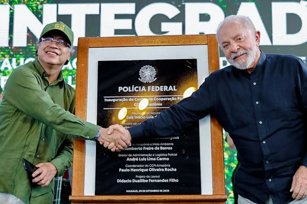Foto colorida dos presidentes Lula, do Brasil, e Gustavo Petro, da Colômbia - Metrópoles