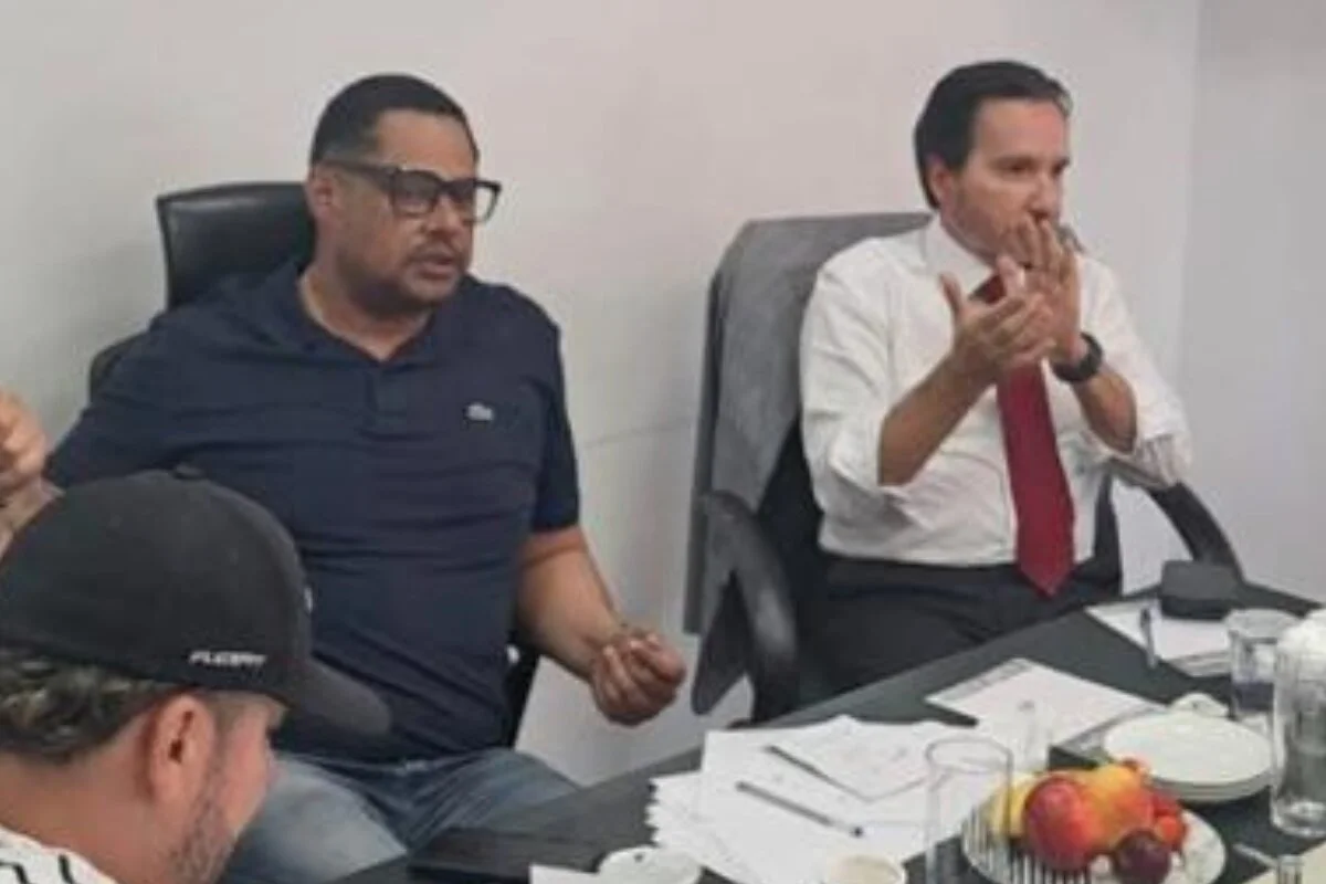 Presidente de sindicato e delegado durante reunião Presidente de sindicato e delegado durante reunião