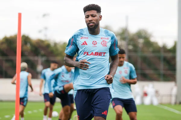 Foto colorida de Emerson Royal treinando pelo Flamengo - Metrópoles