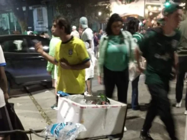 Imagem de ambulantes vendendo cerveja próximos a estádio - Metrópoles