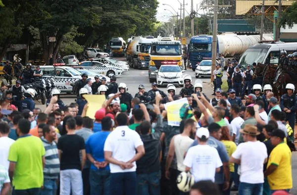 Dez caminhões de combustível são liberados para frota do GDF