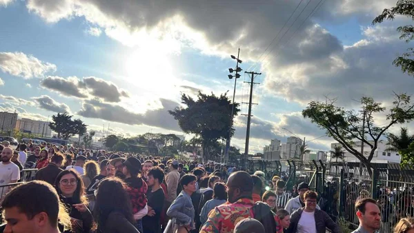 Na foto, várias pessoas em frente a portões do evento Pimavera Sound - Metrópoles